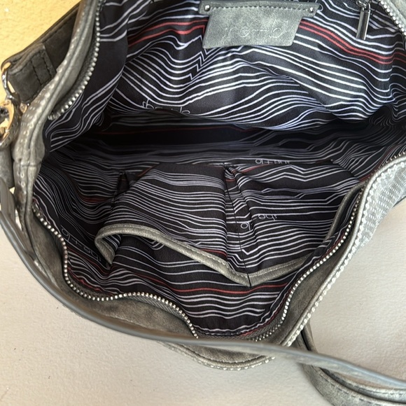 She + Lo Gorgeous Hobo Handbag. Silver color - Picture 8 of 11